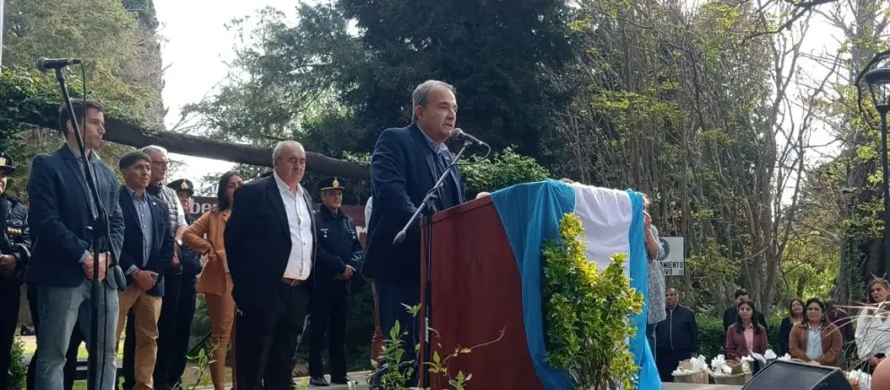Pedro Pesatti acompañó a la comunidad de Pomona durante el acto por el 93° aniversario y destacó el rol de los municipios y las pequeñas localidades en la construcción de Río Negro. Foto: gentileza.