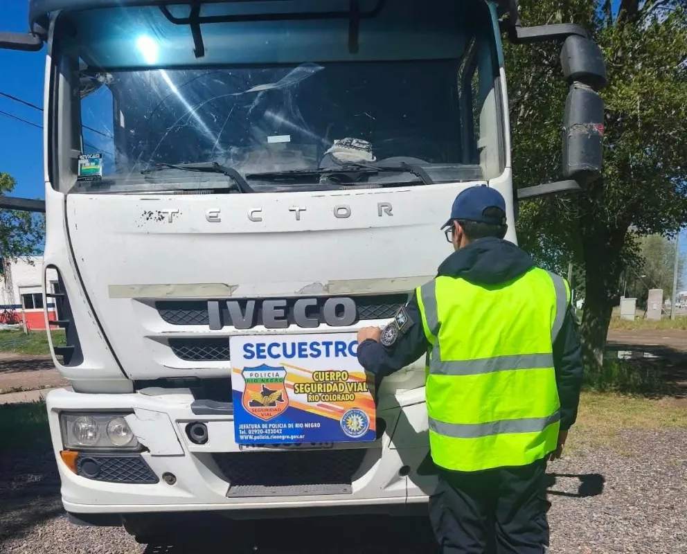 El camión fue interceptado sobre la Ruta Nacional 22 luego de ser detectado por el anillo de seguridad. El vehículo quedó alojado en la playa judicial de Río Colorado. Foto: gentileza.