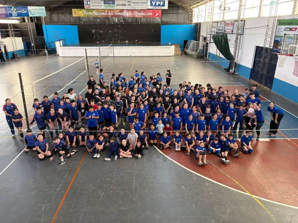 Las escuelas municipales de Lamarque, Chimpay y Luis Beltrán participaron de una nueva jornada de Mini Vóley durante la mañana del sábado. Foto: gentileza.