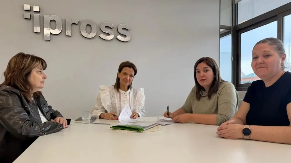 La presidenta de IPROSS, Ivana Porro, firmó convenio con el Circulo Odontológico de General Roca
Crédito: Gobierno de Río Negro 