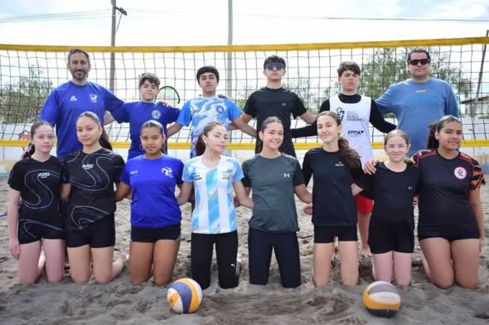 Jóvenes de Cinco Saltos, General Roca, Viedma y Luis Beltrán participaron de la Clínica de Beach Volley realizada este sábado en el Club Social y Deportivo Luis Beltrán. Foto: gentileza.