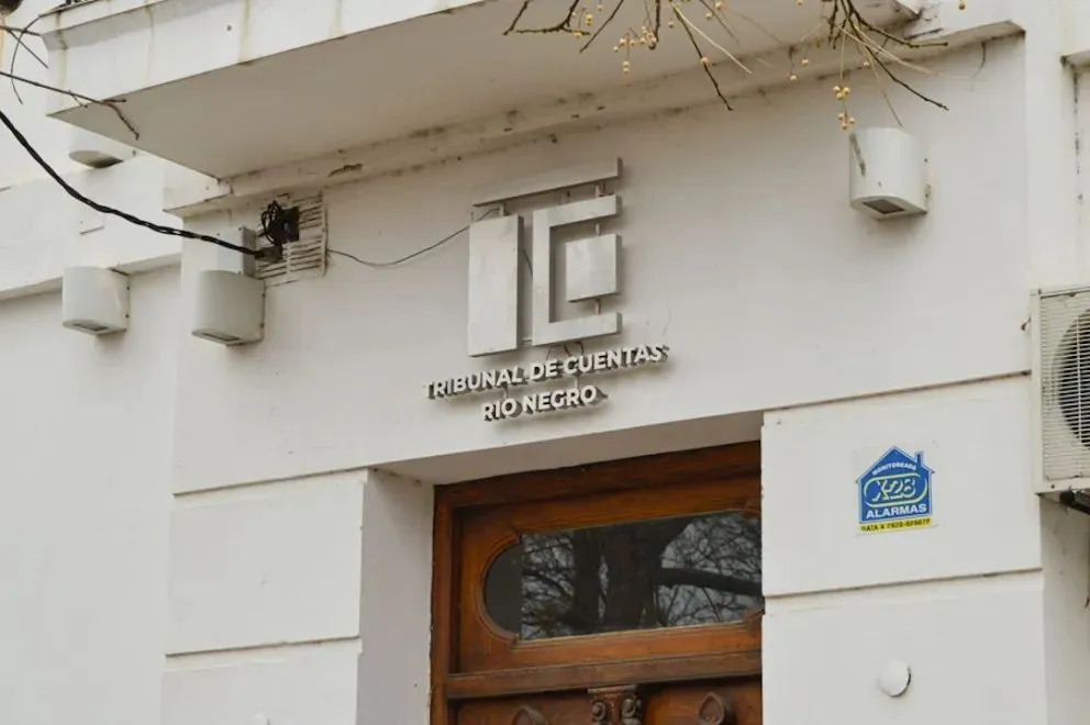 La resolución del organismo de control de calle Moreno al 100 lleva la firma de los tres integrantes. Foto NoticiasNet (archivo).