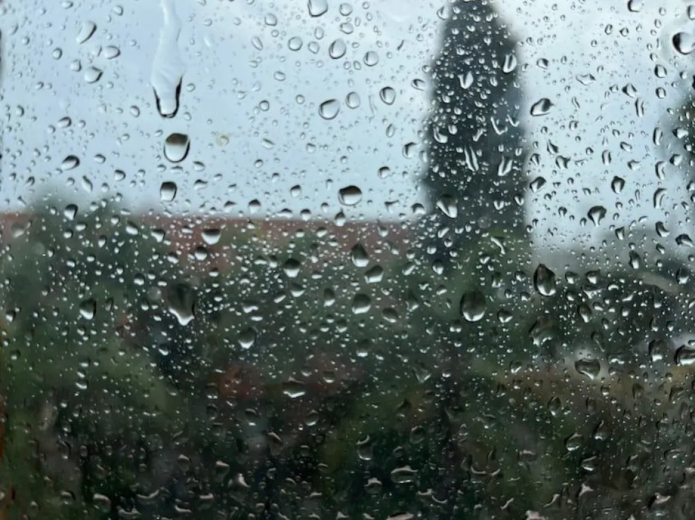 Se esperan lluvias persistentes de variada intensidad, con acumulados que podrían alcanzar los 40 milímetros durante la noche.