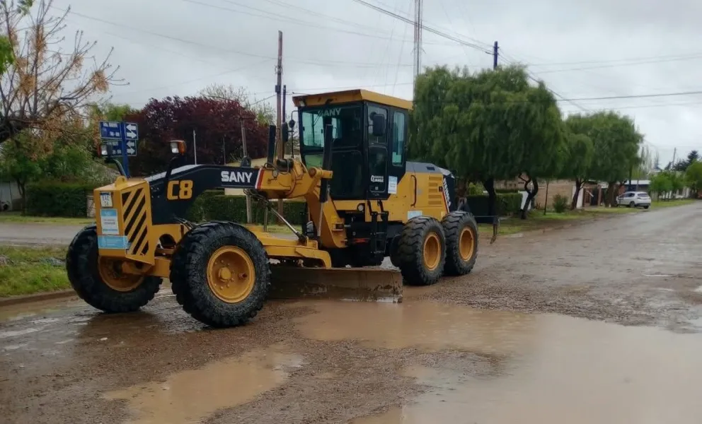 Cuadrillas y maquinaria municipal trabajan en diferentes sectores de Lamarque para acelerar el escurrimiento del agua y mejorar la circulación. Foto: gentileza.
