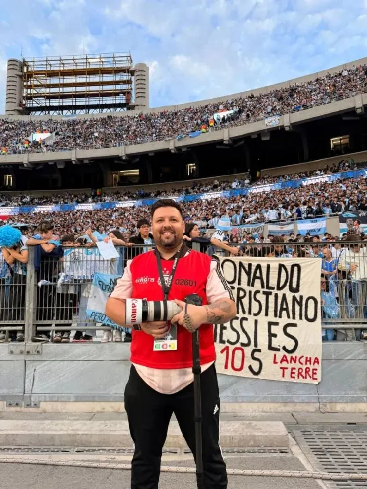 Marcos Aramburu en la cobertura. Foto: Gentileza de NoticiasNet.