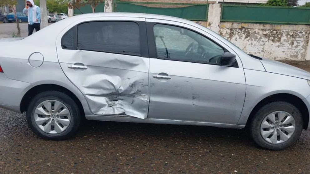 Una Toyota Hilux y un Volkswagen Voyage protagonizaron una colisión en la esquina de Roca y General Pacheco. El accidente dejó daños materiales, pero no hubo personas heridas. Foto: gentileza.