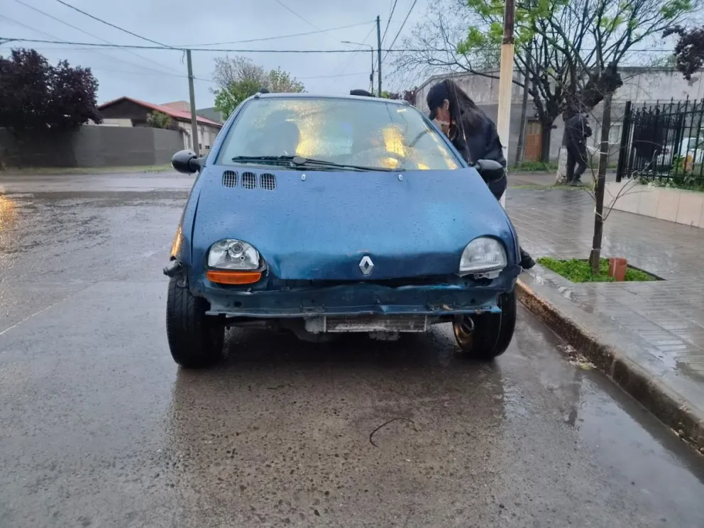 Un Renault Twingo y una Ford Ranger protagonizaron una colisión en la esquina de Moreno y Mitre, en Río Colorado. El siniestro no dejó personas lesionadas. Foto: gentileza.