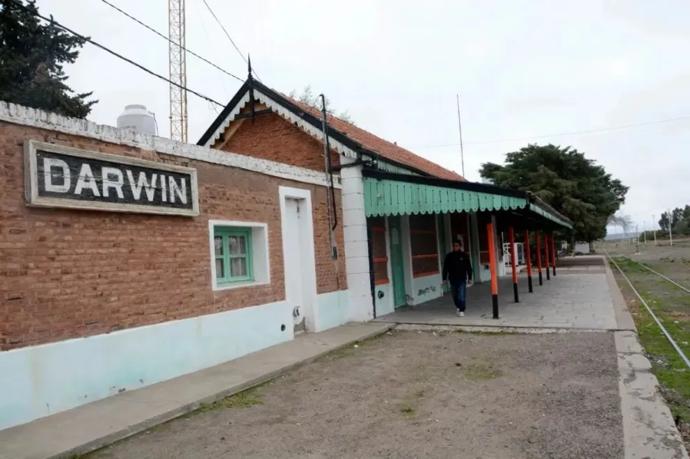 El intendente Víctor Hugo Mansilla recorrió los trabajos de construcción de las 10 viviendas y la ampliación del Polideportivo Municipal de Darwin, dos proyectos ejecutados junto al Gobierno provincial. Foto: archivo.