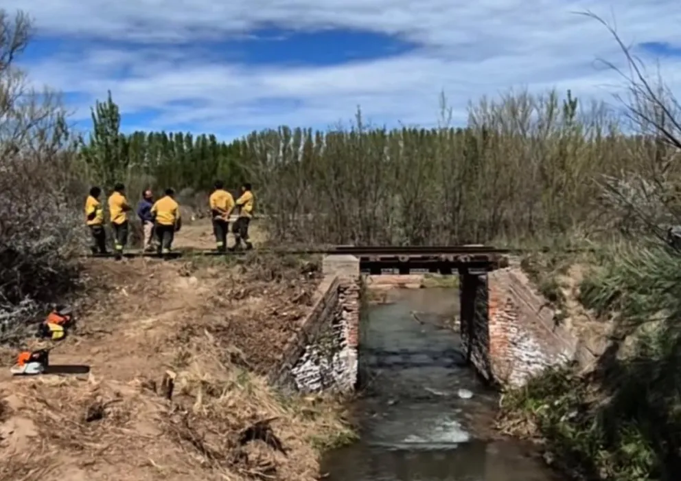 Personal del SPLIF finalizó las tareas de limpieza y mantenimiento del desagüe pluvial ubicado frente al DPA de Chimpay, completando una serie de intervenciones iniciadas en junio. Foto: gentileza.