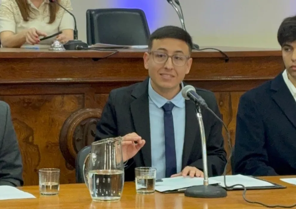 Valentín Neyra, joven de Coronel Belisle y estudiante de Ingeniería Industrial, presentó junto a su equipo una investigación sobre prevención de desastres en el Concejo Deliberante de Bahía Blanca. Foto: gentileza.