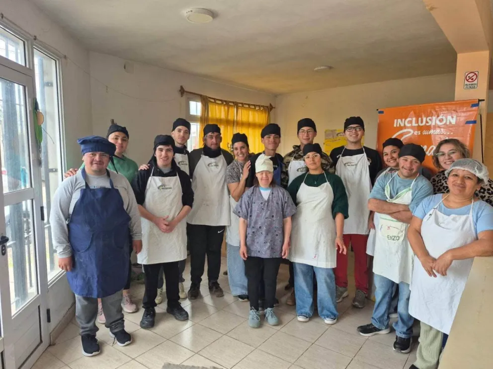 La Fundación Q Golazo de Lamarque impulsa la inclusión laboral mediante la elaboración de panificados y solicita colaboración para incorporar equipamiento a su espacio de trabajo. Foto: gentileza.