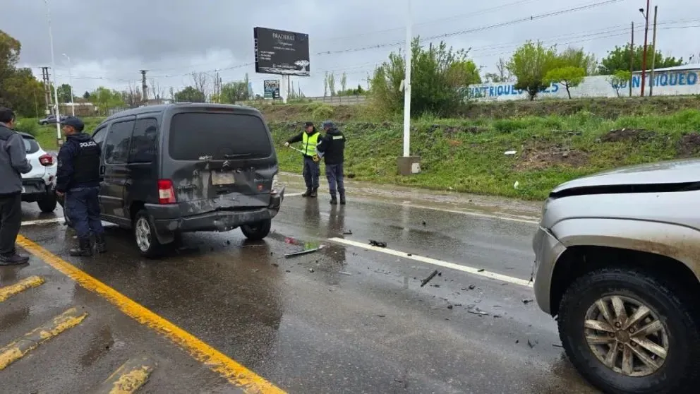 Cinco autos participaron del choque en cadena que se produjo sobre la ruta 7, frente al acceso al cementerio. El detalle: allí hay semáforo.