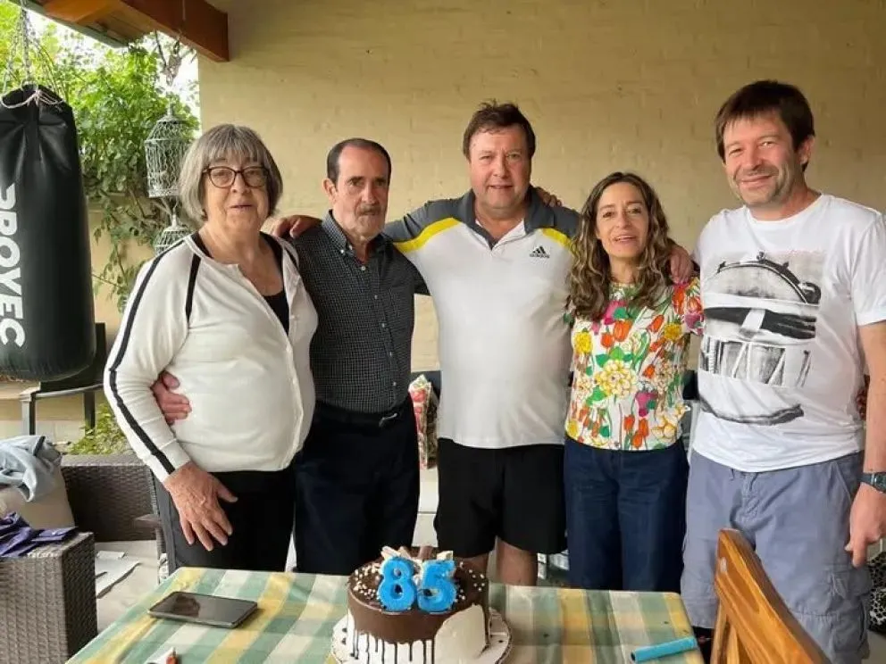 Alberto Weretilneck y sus hermanos, Mónica y Marcelo, despidieron a su padre con un emotivo mensaje. Foto: redes sociales del gobernador.