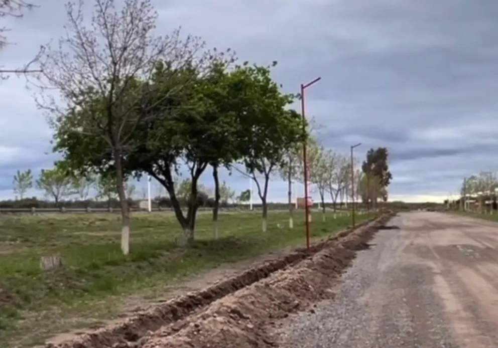 El intendente Diego Agüero recorrió los trabajos de iluminación sobre la calle Los Sauces, donde ya se instalaron 14 columnas en los primeros 300 metros de la obra. Foto: captura video.