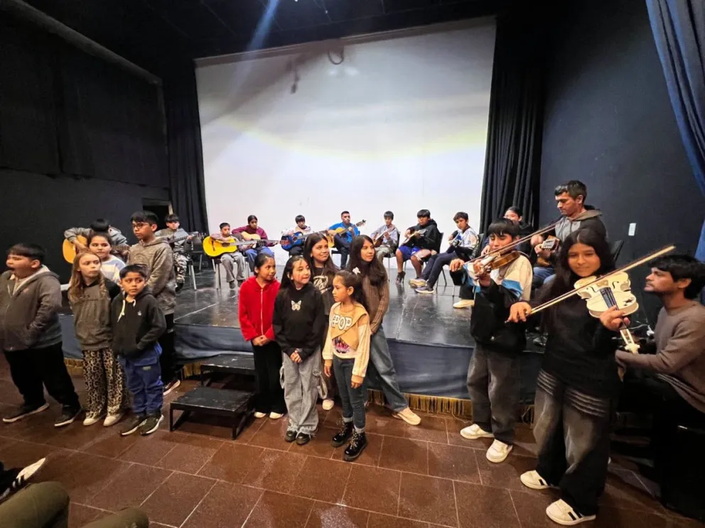 El Coro Estelar y el Taller de Formación de Guitarra del IUPA compartieron un ensayo abierto y una presentación musical en el Teatro Rodolfo Walsh de Lamarque. Foto: gentileza.

