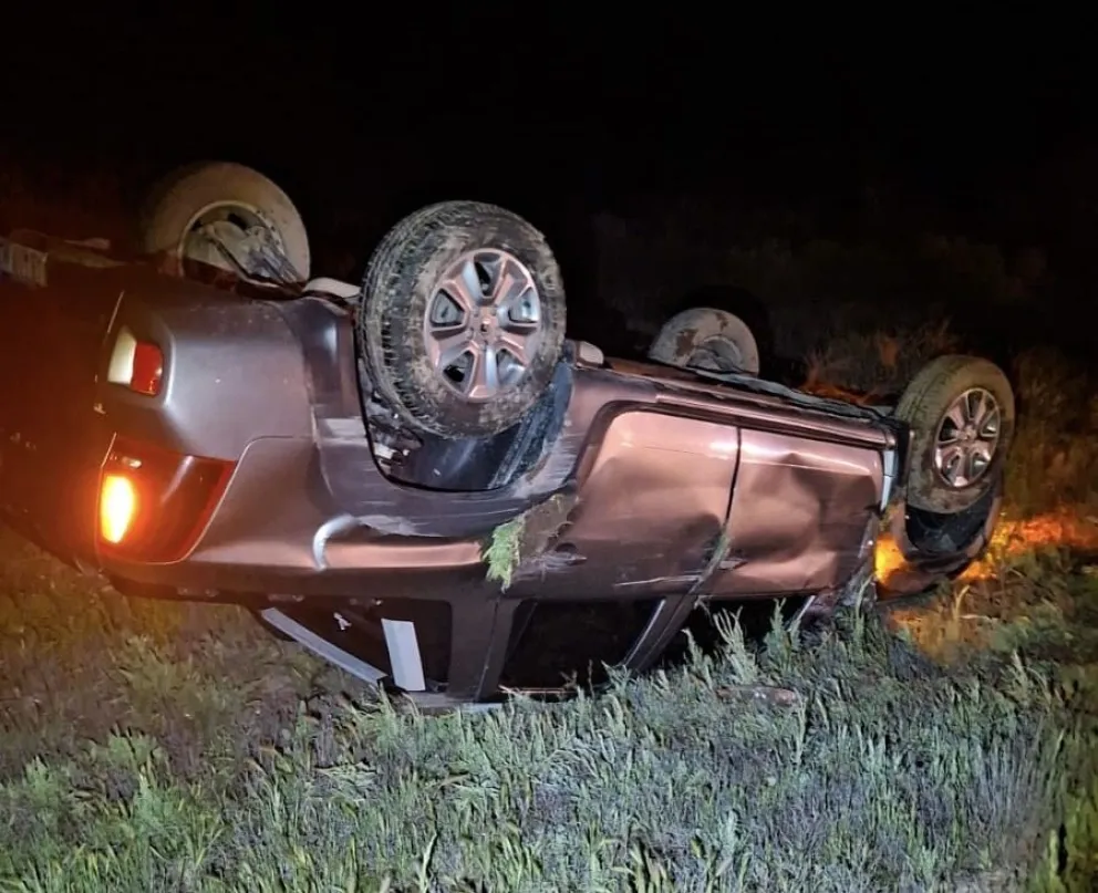 La Renault Oroch terminó volcada sobre uno de los laterales de la Ruta Nacional 22, a la altura del kilómetro 1015. Foto: gentileza.