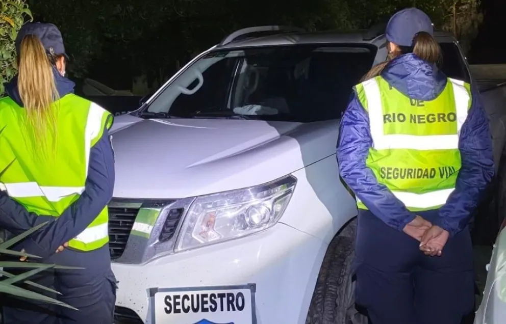 La camioneta Nissan Frontier fue interceptada frente a la Unidad Especial de Choele Choel, luego de que el sistema de reconocimiento de patentes detectara un pedido de secuestro vigente de la Justicia de Córdoba. Foto: gentileza.