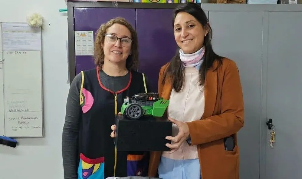 El CEAER recibió siete robots educativos Q-Scout Robobloq cedidos por escuelas primarias del Valle Medio, que serán utilizados en las prácticas de programación, robótica y automatización de la Tecnicatura Superior en Internet de las Cosas. Foto: gentileza