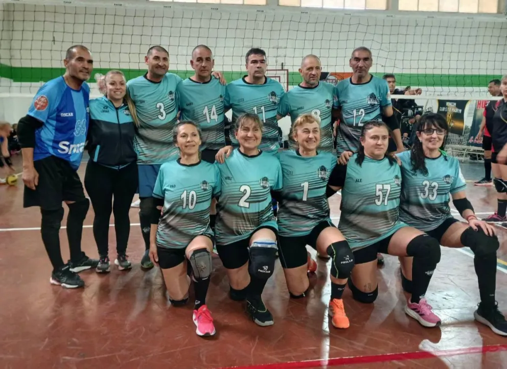 La Escuela Municipal de Newcom de Lamarque celebró dos títulos en El Bolsón, tras consagrarse campeona en las categorías +40 y +60 del Torneo Patagónico. Foto: gentileza.