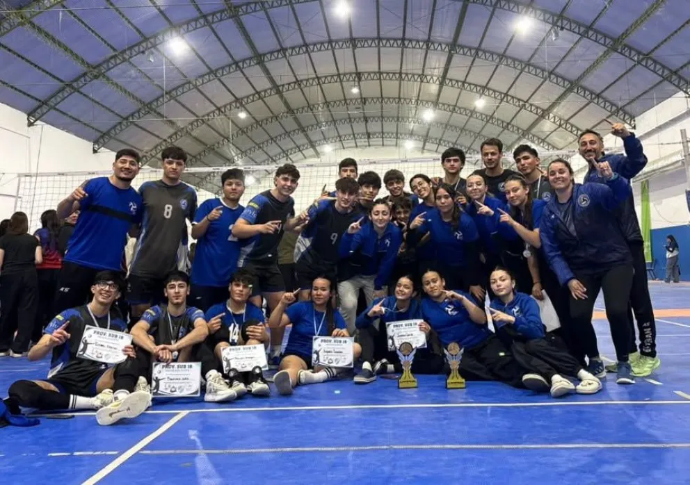 La Escuela Municipal de Vóley de Luis Beltrán se consagró campeona provincial Sub 18 en las ramas femenina y masculina, durante la Copa de Oro disputada en Viedma. Foto: gentileza.
