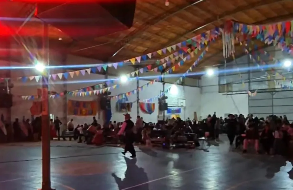 El Polideportivo Municipal de Chimpay recibió la séptima edición del Festival de Folklore “Raíces en Movimiento”, con presentaciones artísticas y una importante participación de familias y vecinos. Foto: captura video.
