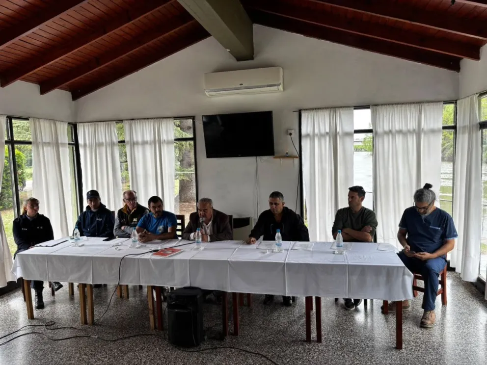 El intendente Miguel Ángel Jara, autoridades deportivas y pilotos participaron de la presentación de la quinta fecha del Rally del Valle Medio, que se disputará del 23 al 25 de octubre en Pomona. Foto: gentileza.