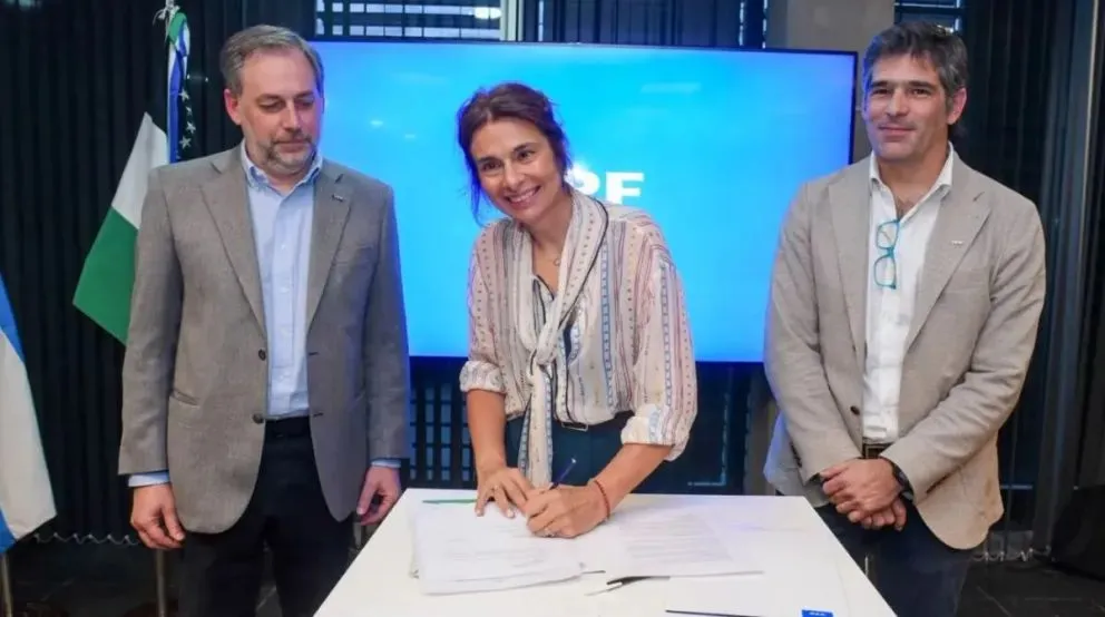 Autoridades del Gobierno de Río Negro y representantes de YPF formalizaron en Cipolletti un acuerdo para fortalecer a los proveedores locales y facilitar su participación en los grandes proyectos energéticos de la provincia. Foto: gentileza.