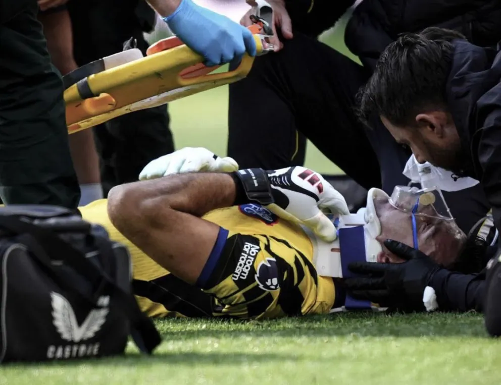 Emiliano "Dibu" Martínez fue retirado en camilla y trasladado a un hospital tras sufrir un violento choque de cabezas durante el partido entre Chelsea y Everton. Foto: web.
