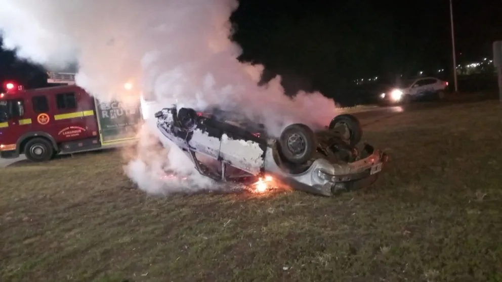 Un Renault 12 conducido por un adolescente de 17 años volcó y se incendió durante la madrugada de este domingo en la rotonda de la Ruta Nacional 250, en Lamarque. Foto: gentileza.