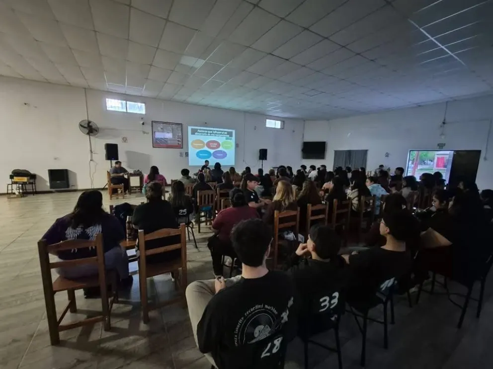 Más de 60 personas se inscribieron en una nueva capacitación sobre Manipulación Segura de Alimentos realizada en Chimpay, donde se abordaron prácticas de higiene, conservación y prevención de enfermedades alimentarias. Foto: gentileza.