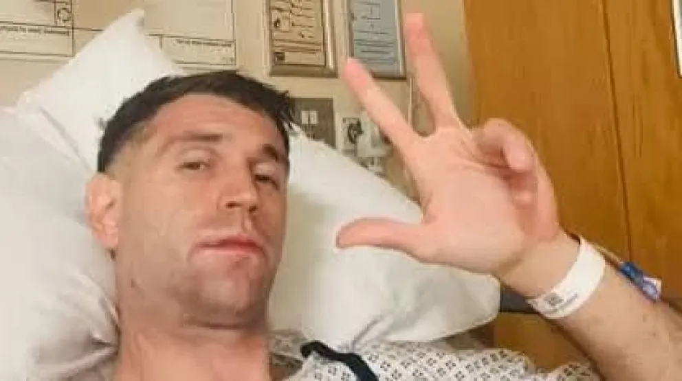 Emiliano “Dibu” Martínez fue operado con éxito de una fractura de mandíbula tras un fuerte choque durante el partido entre Chelsea y Everton. Foto: posteo de instagram “Dibu Martínez”.