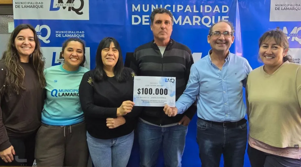Mario Chevillard, referente del grupo de jóvenes futbolistas del Club Puente Molina, recibió el aporte municipal destinado a colaborar con la compra de indumentaria deportiva. Foto: gentileza.