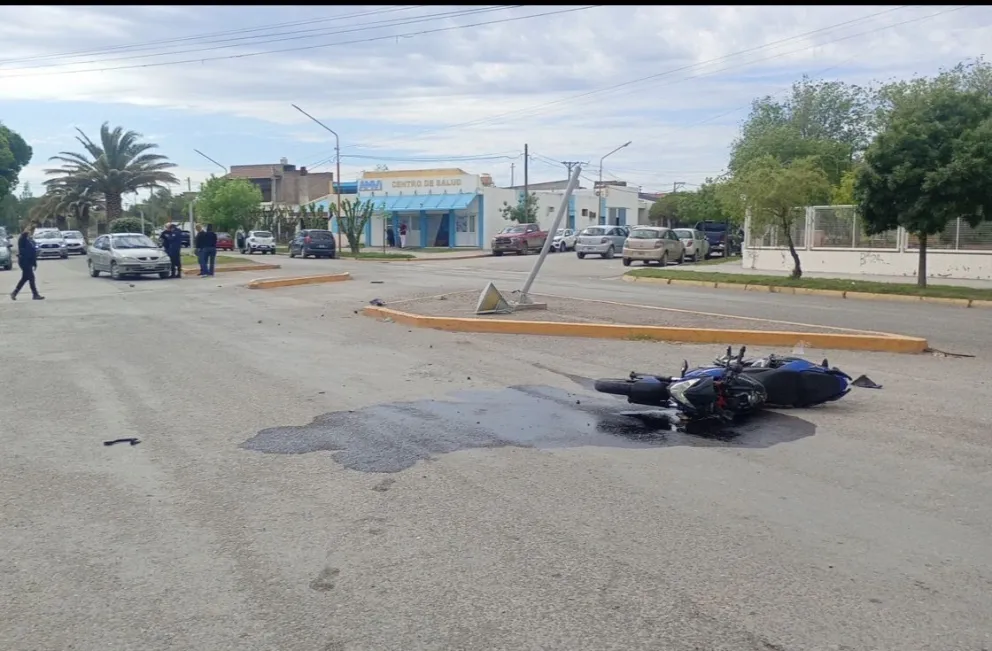El accidente ocurrió en avenida Roca y Colón, en Luis Beltrán. El motociclista fue trasladado al hospital con lesiones leves, mientras personal policial, bomberos y trabajadores municipales intervinieron en el lugar. Foto: gentileza.