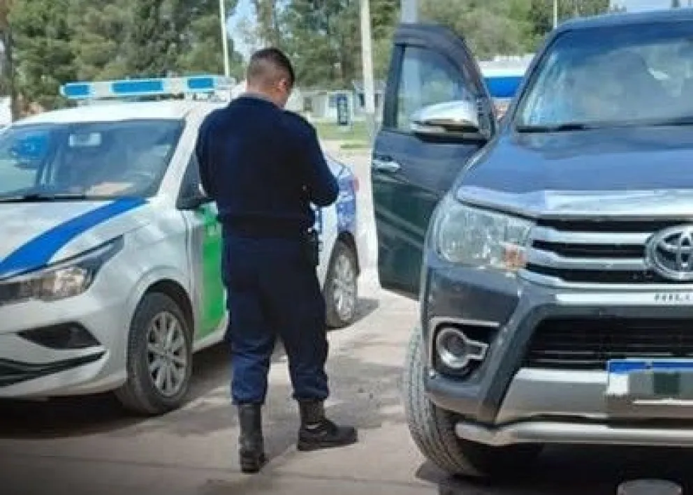 La Toyota Hilux gris fue localizada en calle Tommason al 33 de Río Colorado, luego de que las cámaras del 911 detectaran un pedido de secuestro judicial vigente emitido desde Chaco. Foto: gentileza.