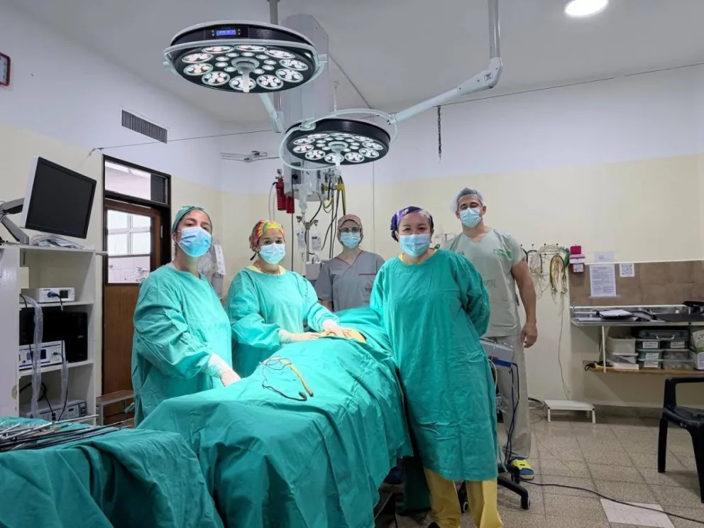 Un equipo interdisciplinario de seis profesionales realizó con éxito una cistectomía ovárica laparoscópica bilateral en el Hospital de Choele Choel, marcando un nuevo avance en las prestaciones quirúrgicas del nosocomio regional. Foto: gentileza.