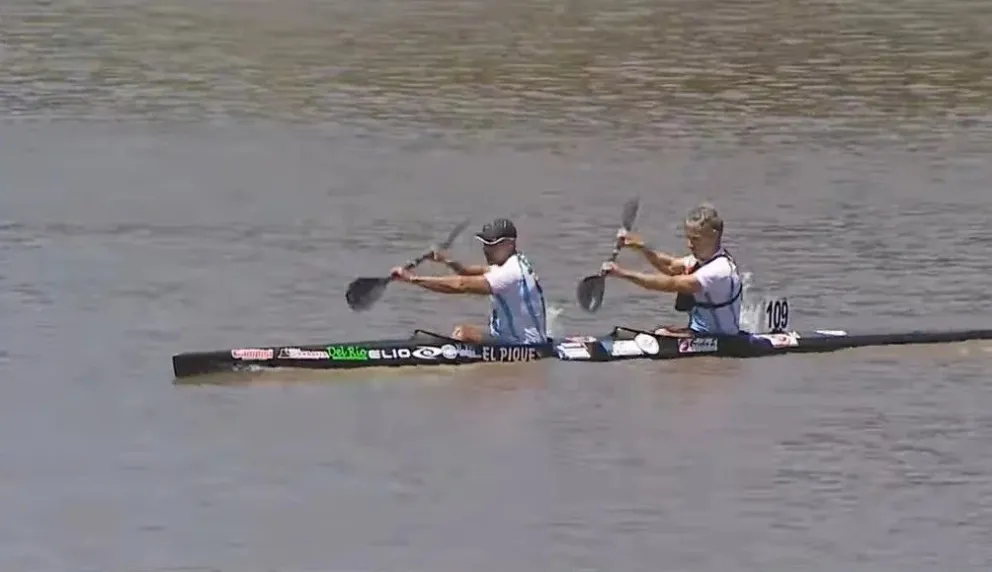Néstor Pinta y Martín Mozzicafreddo, máximos ganadores de la Regata Internacional del Río Negro, se consagraron campeones mundiales de K2 Máster C en Gualeguaychú. Foto: gentileza.