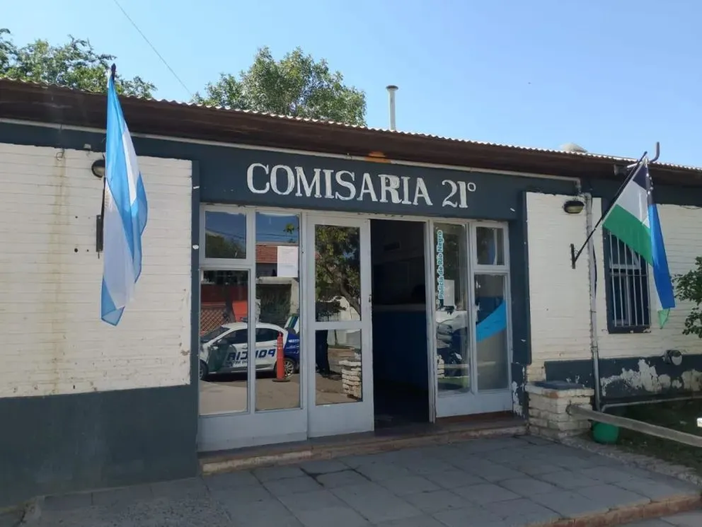 El hombre se presentó voluntariamente en la Comisaría 21ª de General Roca, donde quedó detenido tras confirmarse que tenía dos pedidos de captura vigentes desde 2015. Foto: gentileza.