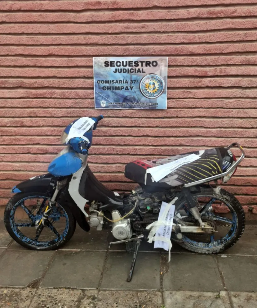 La motocicleta Guerrero de 110 cc fue secuestrada por personal de la Comisaría 37ª de Chimpay tras detectarse una alteración en la numeración del motor. Foto: gentileza.