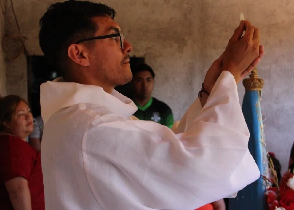 Lautaro Muñoz, de 35 años y oriundo de Luis Beltrán, es abogado y se encuentra en la etapa final de su formación sacerdotal en Buenos Aires. Fue seleccionado para asistir en el altar durante la misa que el Papa León XIV tiene prevista celebrar en Palermo.