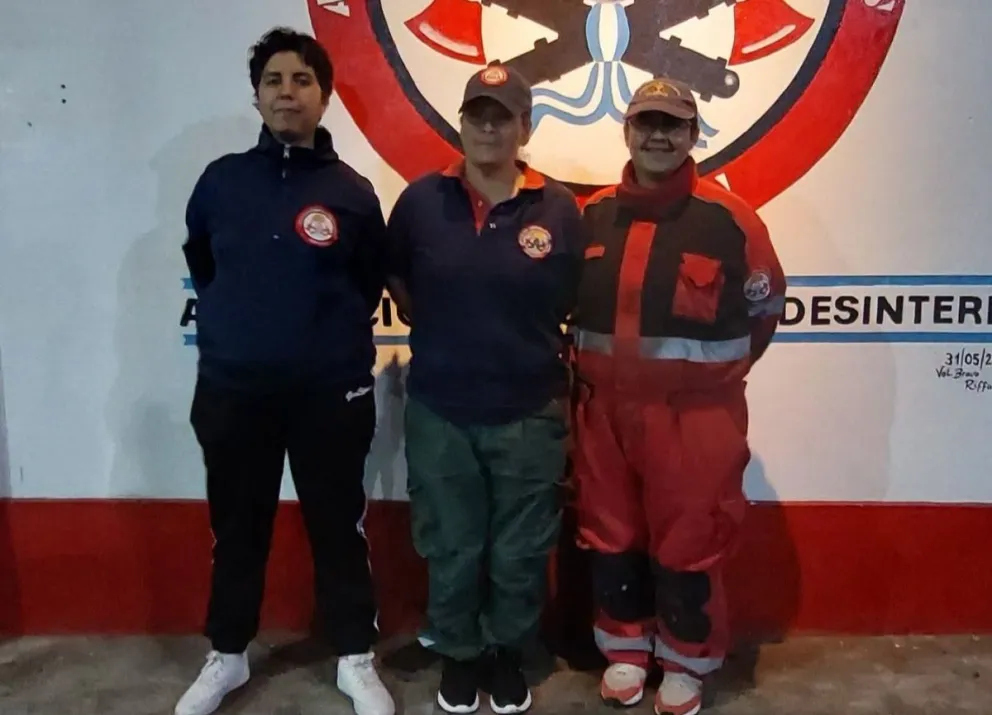 Silvia Córdoba, Sonia Vega y Natalia Parra integran el primer Cuerpo de Jefatura conformado exclusivamente por mujeres en la historia de Bomberos Voluntarios de Chimpay. Foto: gentileza.