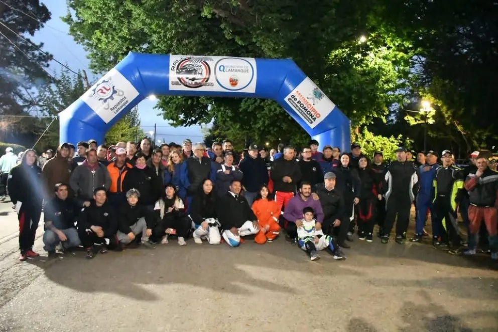 La rampa de largada del Rally Valle Medio en Pomona estuvo marcada por un emotivo homenaje a Claudio García, reconocido colaborador del automovilismo regional. Foto: gentileza.