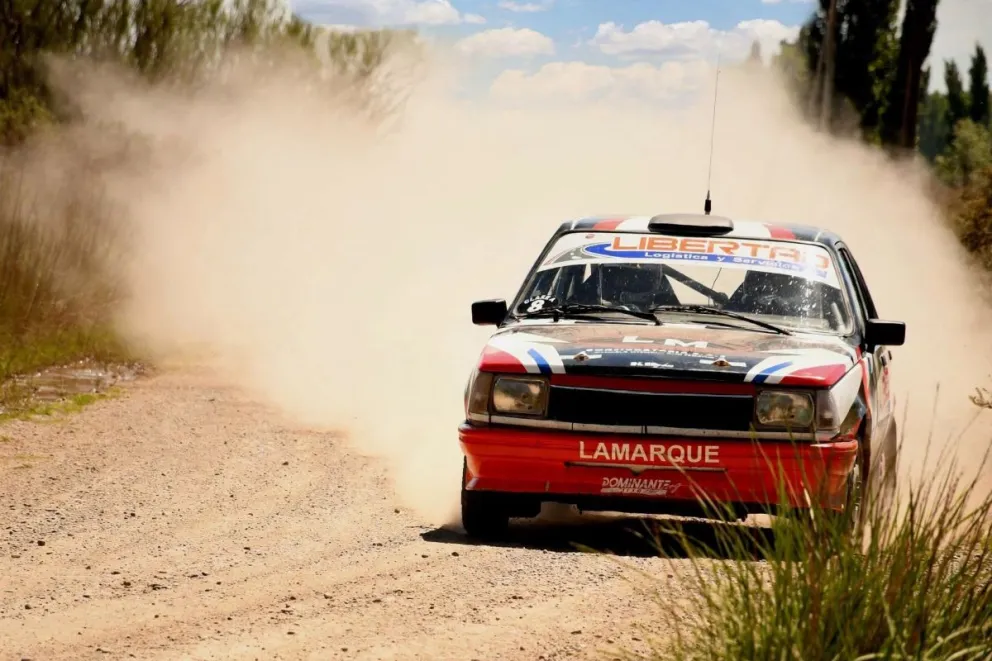 El intendente Miguel Ángel Jara destacó la convocatoria y el movimiento económico que generó el Rally del Valle Medio en Pomona. Foto: gentileza.