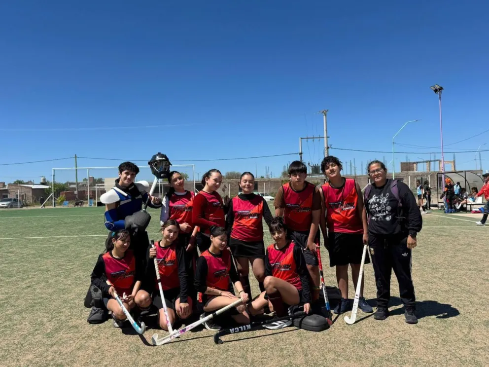 Las jugadoras de la Escuela Municipal de Hockey de Pomona participaron de una jornada de partidos amistosos en Valcheta, junto a delegaciones de Darwin, San Antonio Oeste y el equipo local, Las Panteras. Foto: gentileza.
