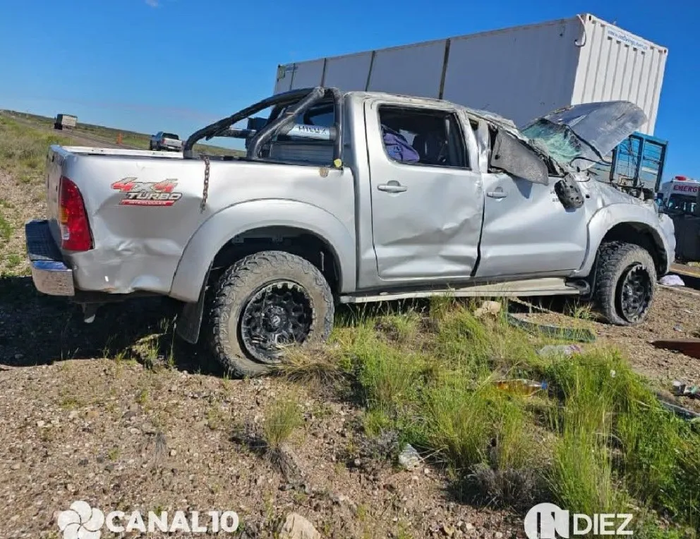 La Toyota Hilux terminó volcada tras despistarse en la Ruta Nacional 3. Sus dos ocupantes, que viajaban hacia Luis Beltrán, resultaron ilesos. Foto: gentileza Canal 10.