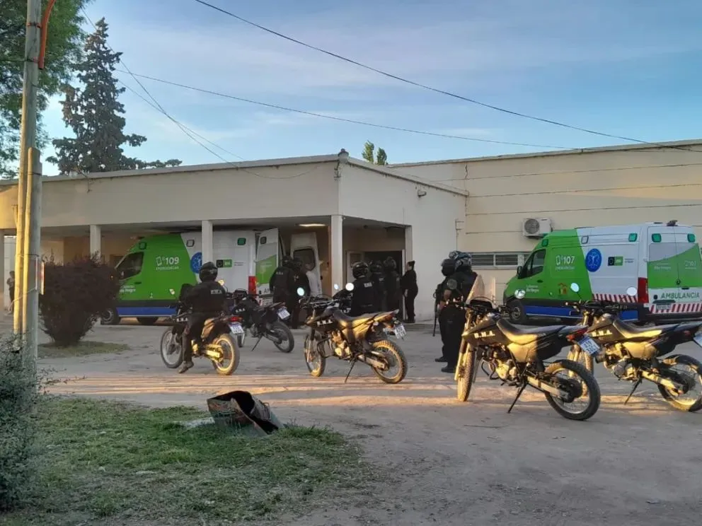 El segundo traslado fue acompañado de policías motorizados que depejaron la calle Mendoza para facilitar la circulación de la ambulancia. (Foto: ANR)
