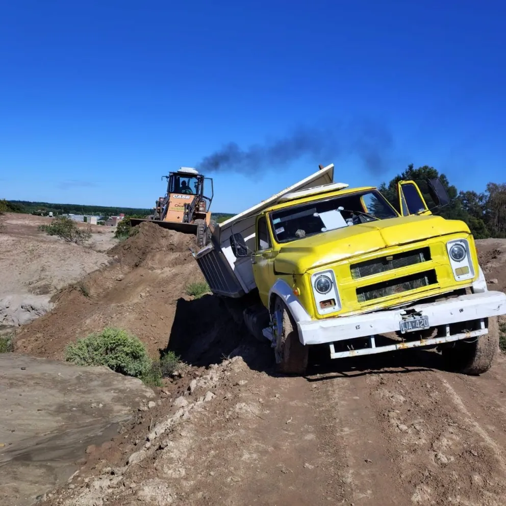  Trabajadores de la Municipalidad de Choele Choel utilizaron maquinaria para rescatar el camión de un transportista de Río Colorado que había quedado en una posición peligrosa debido al estado del terreno tras las lluvias. Foto: gentileza.