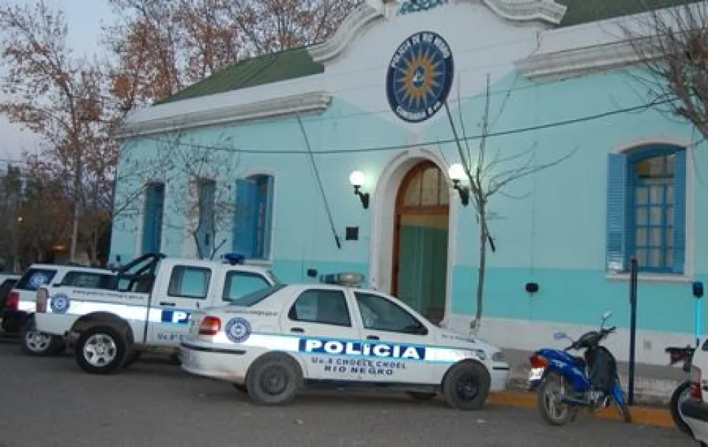 La Justicia de Choele Choel formuló cargos contra un empleado policial de 28 años acusado de agredir a su pareja en presencia de su hija. El juez dispuso estrictas restricciones de acercamiento y contacto con la víctima. Foto: archivo.
