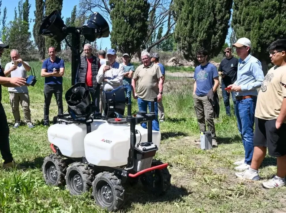 Los robots terrestres autónomos y los drones agrícolas ofrecen nuevas alternativas para mejorar la precisión y eficiencia de las tareas productivas. Gerardo Costaguta destacó las posibilidades de incorporar estas tecnologías a las chacras del Valle Medio.
