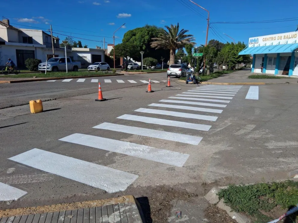 Personal de Obras Públicas de Luis Beltrán comenzó con la demarcación de sendas peatonales en las calles céntricas. Los trabajos buscan mejorar la seguridad vial y ordenar la circulación en los sectores de mayor tránsito. Foto: gentileza.