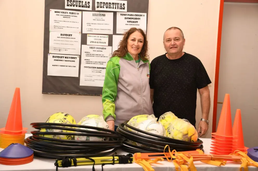 La directora de Deportes de Luis Beltrán, Bettina Costanzo, recibió a representantes de instituciones deportivas de la localidad para realizar una nueva entrega de materiales destinados a fortalecer sus actividades. Foto: gentileza.